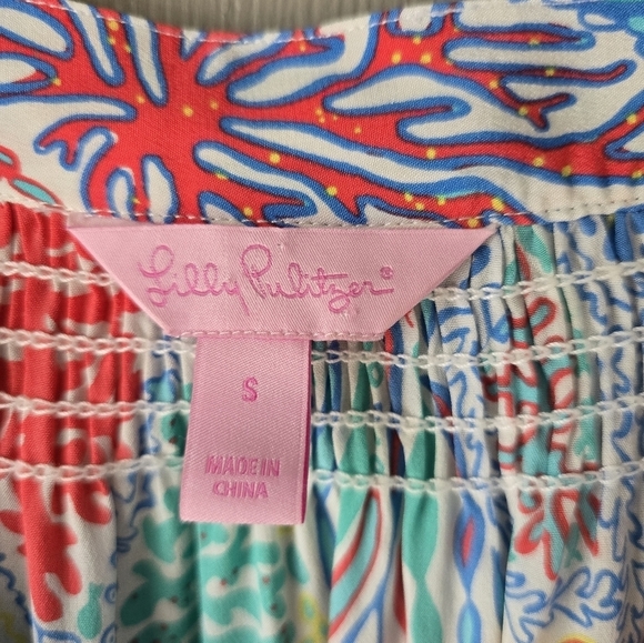 Lilly Pulitzer Elsa 100% Silk Top Let Minnow Sz S Popover Detail Logo Buttons - Picture 6 of 11